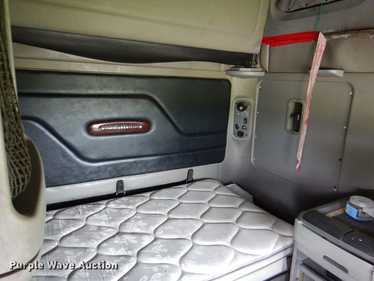 image for item IQ9291 2000 Freightliner Century Class  semi truck