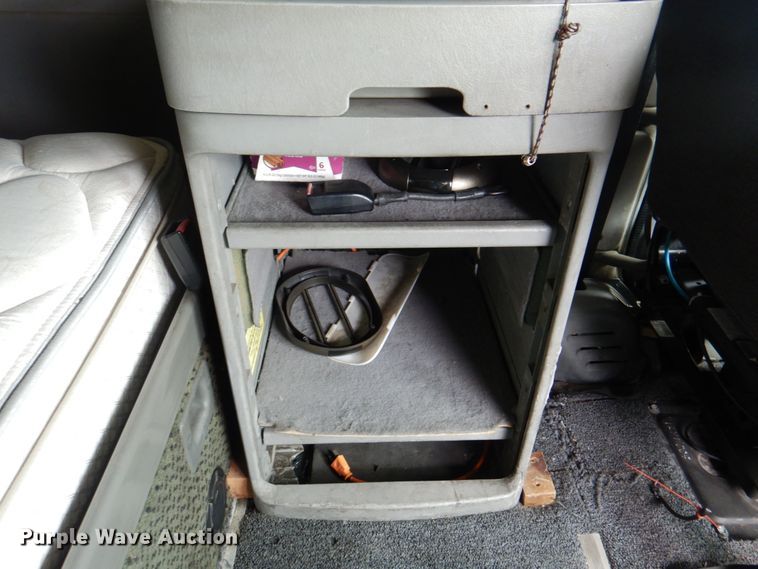 image for item IQ9291 2000 Freightliner Century Class  semi truck