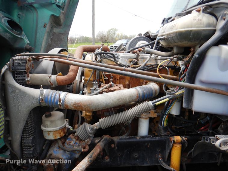 image for item IQ9291 2000 Freightliner Century Class  semi truck