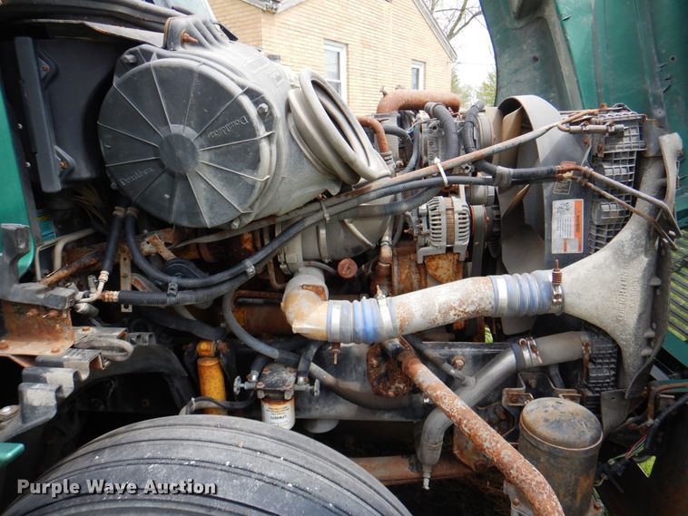 image for item IQ9291 2000 Freightliner Century Class  semi truck