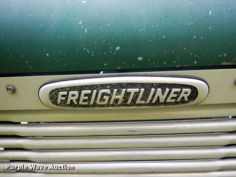image for item IQ9291 2000 Freightliner Century Class  semi truck