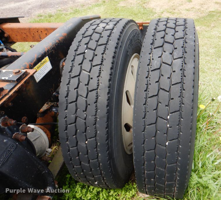 image for item IQ9291 2000 Freightliner Century Class  semi truck