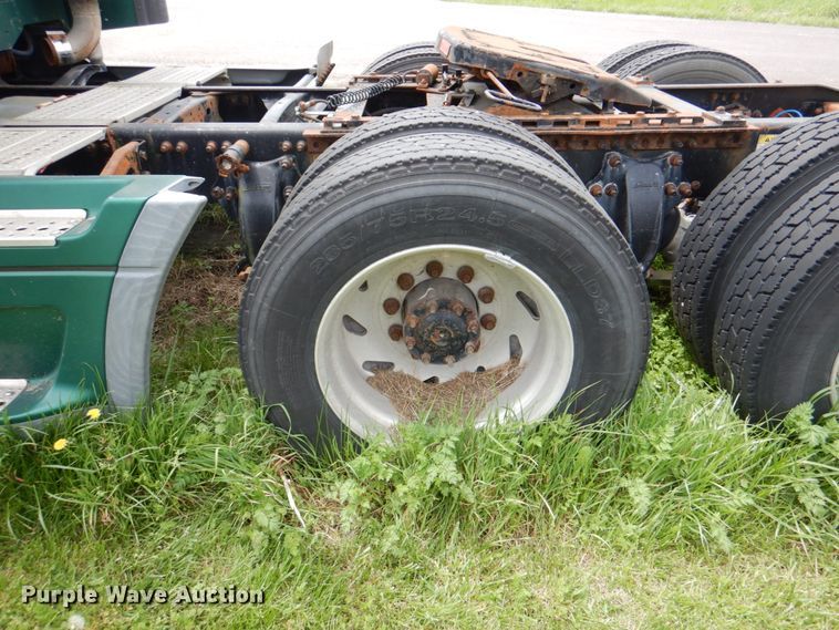 image for item IQ9291 2000 Freightliner Century Class  semi truck