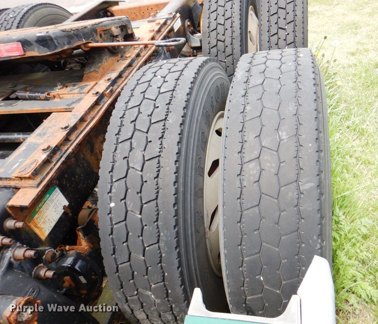 image for item IQ9291 2000 Freightliner Century Class  semi truck