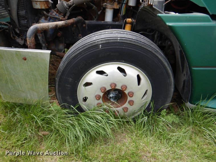 image for item IQ9291 2000 Freightliner Century Class  semi truck