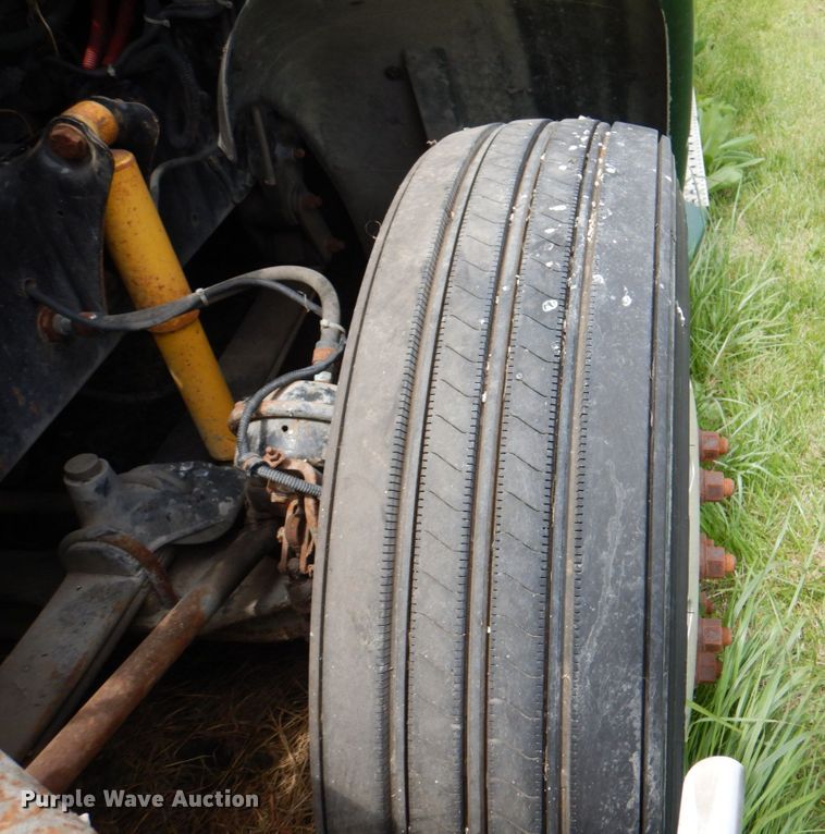 image for item IQ9291 2000 Freightliner Century Class  semi truck