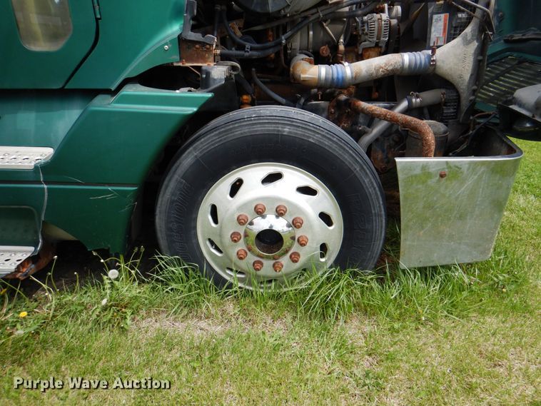 image for item IQ9291 2000 Freightliner Century Class  semi truck