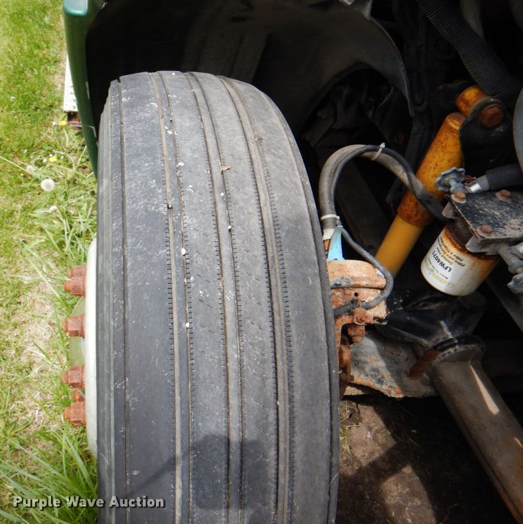 image for item IQ9291 2000 Freightliner Century Class  semi truck