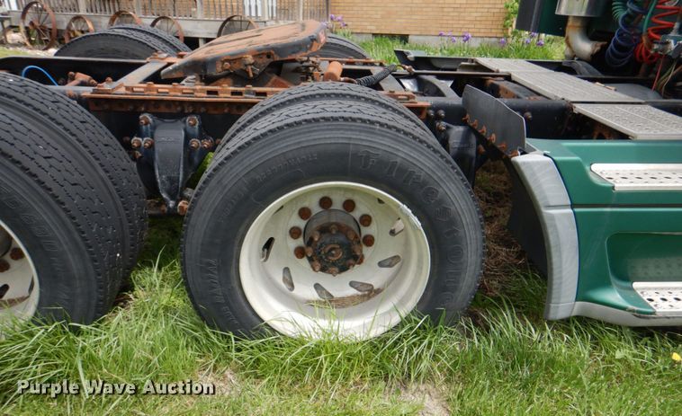 image for item IQ9291 2000 Freightliner Century Class  semi truck