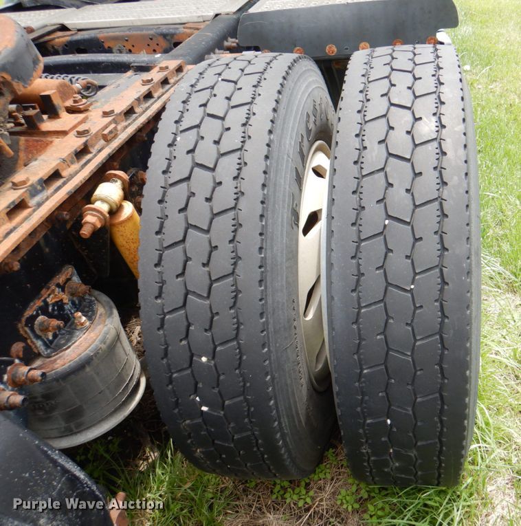 image for item IQ9291 2000 Freightliner Century Class  semi truck