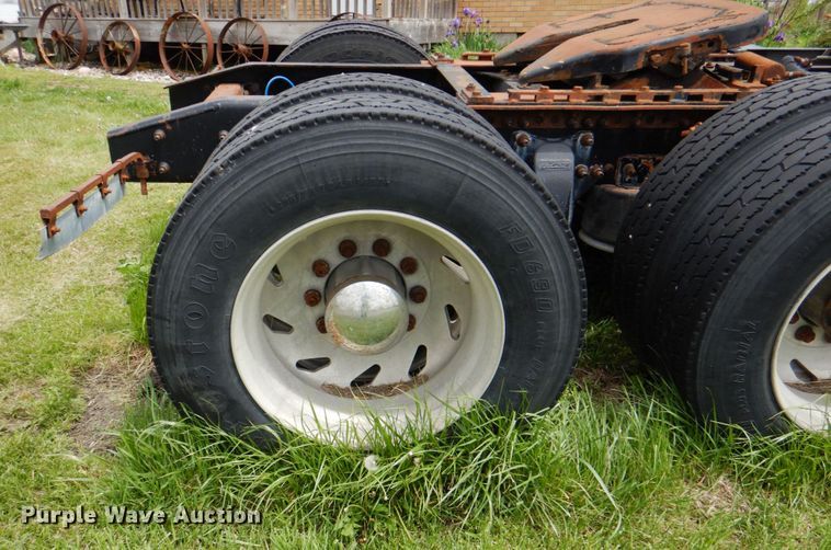 image for item IQ9291 2000 Freightliner Century Class  semi truck