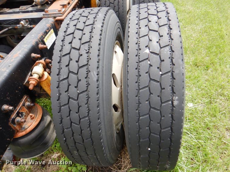 image for item IQ9291 2000 Freightliner Century Class  semi truck