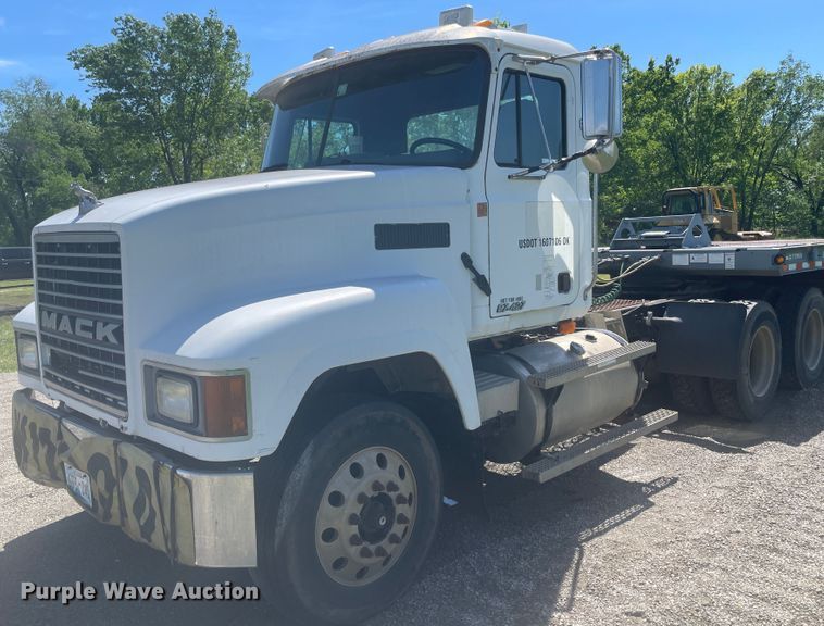 image for item IR9983 2000 Mack CH613  semi truck