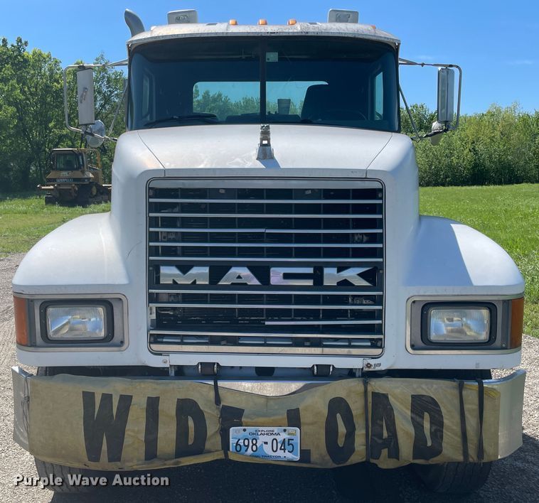 image for item IR9983 2000 Mack CH613  semi truck