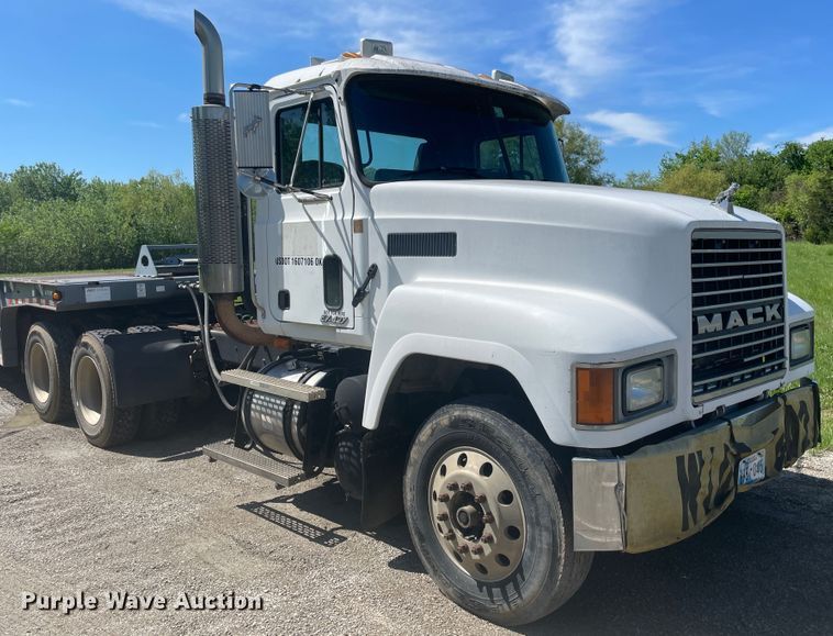 image for item IR9983 2000 Mack CH613  semi truck