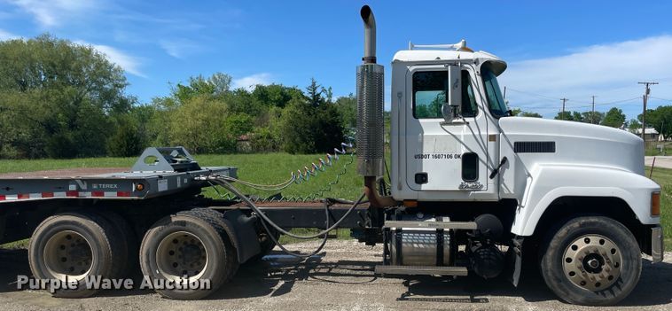 image for item IR9983 2000 Mack CH613  semi truck