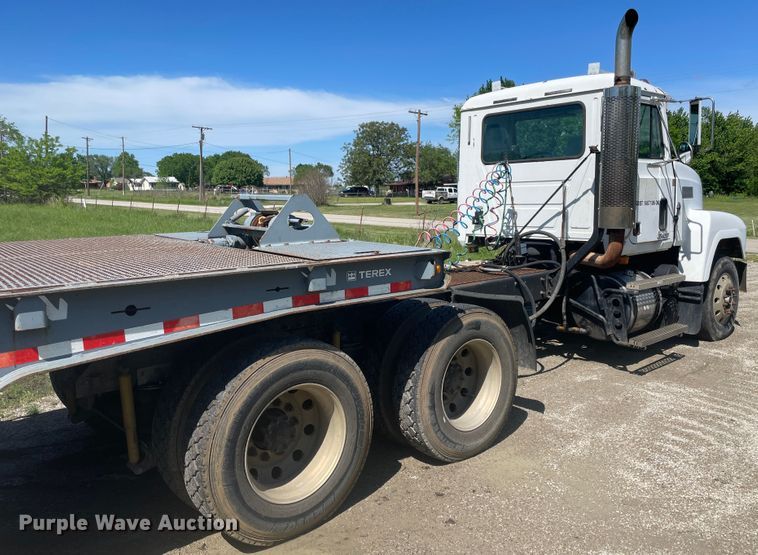 image for item IR9983 2000 Mack CH613  semi truck