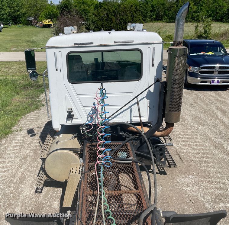 image for item IR9983 2000 Mack CH613  semi truck