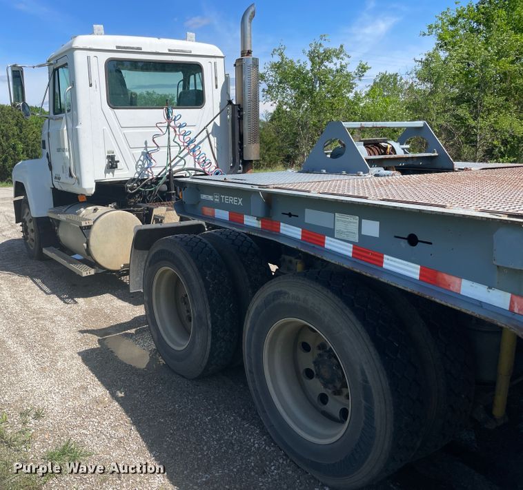 image for item IR9983 2000 Mack CH613  semi truck