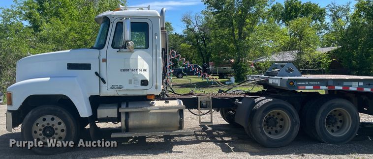 image for item IR9983 2000 Mack CH613  semi truck