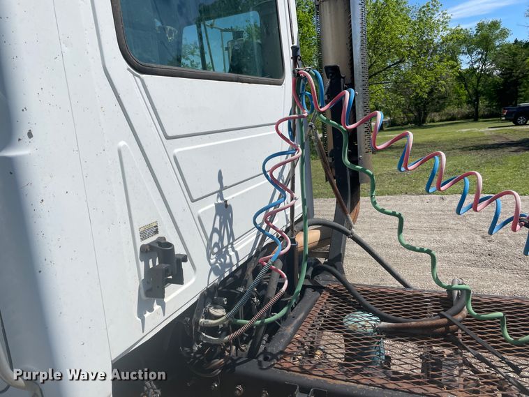 image for item IR9983 2000 Mack CH613  semi truck