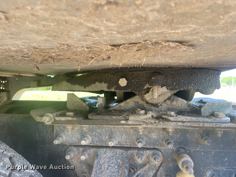 image for item IR9983 2000 Mack CH613  semi truck