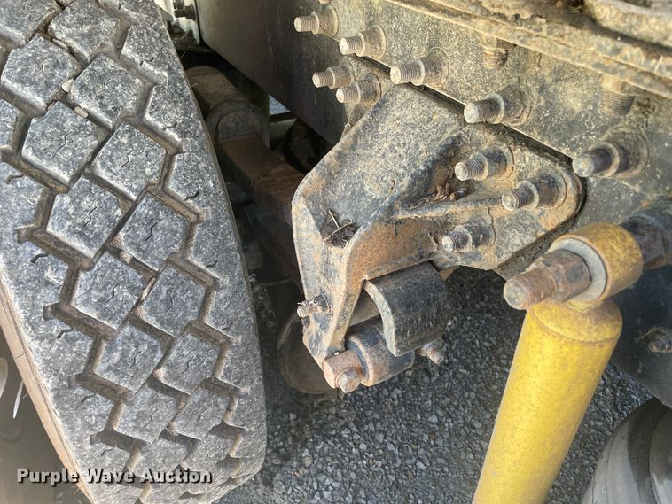 image for item IR9983 2000 Mack CH613  semi truck