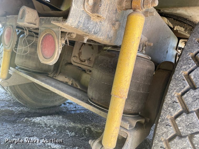 image for item IR9983 2000 Mack CH613  semi truck