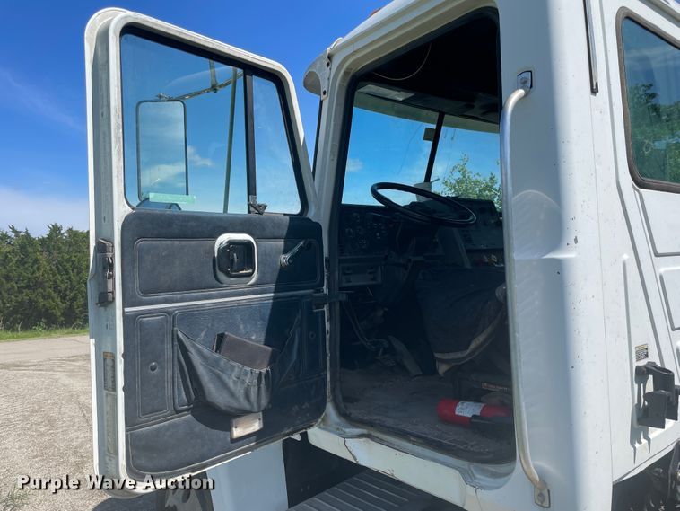 image for item IR9983 2000 Mack CH613  semi truck