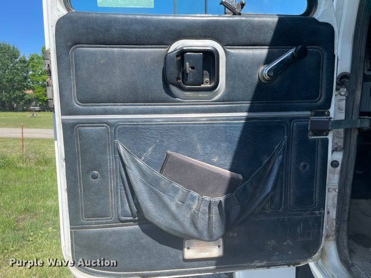 image for item IR9983 2000 Mack CH613  semi truck