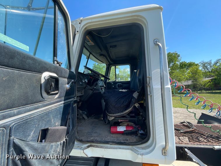 image for item IR9983 2000 Mack CH613  semi truck