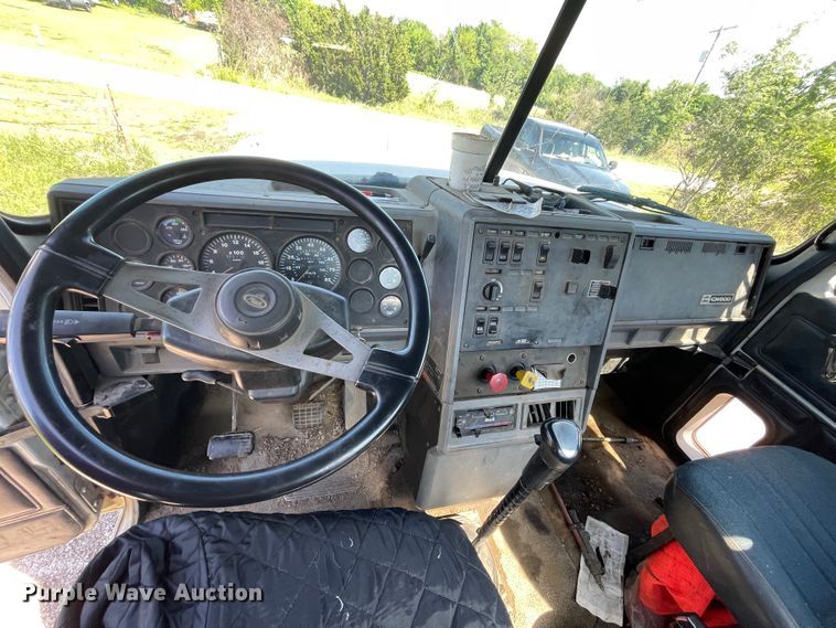 image for item IR9983 2000 Mack CH613  semi truck