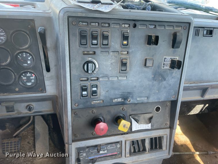 image for item IR9983 2000 Mack CH613  semi truck