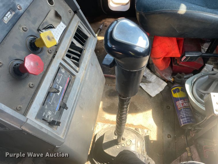 image for item IR9983 2000 Mack CH613  semi truck