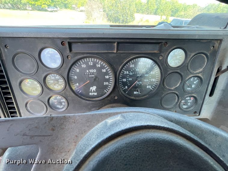 image for item IR9983 2000 Mack CH613  semi truck