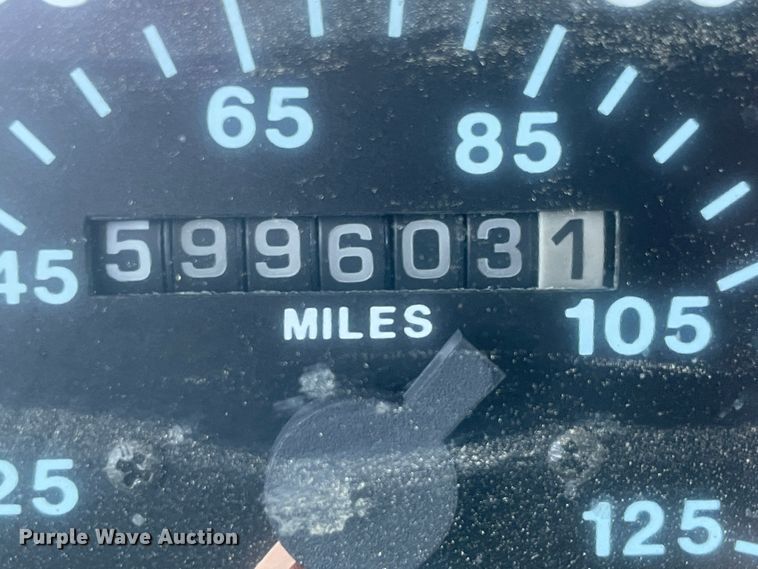 image for item IR9983 2000 Mack CH613  semi truck