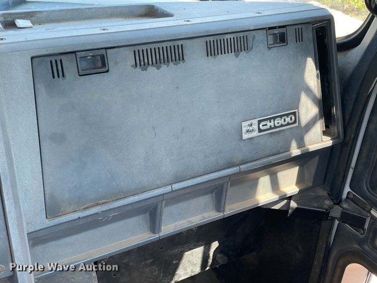 image for item IR9983 2000 Mack CH613  semi truck