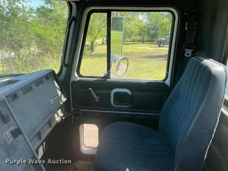 image for item IR9983 2000 Mack CH613  semi truck