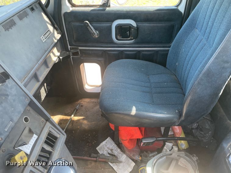 image for item IR9983 2000 Mack CH613  semi truck