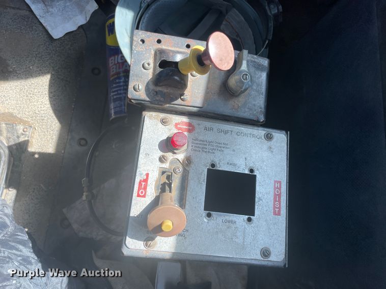 image for item IR9983 2000 Mack CH613  semi truck