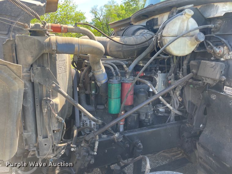 image for item IR9983 2000 Mack CH613  semi truck