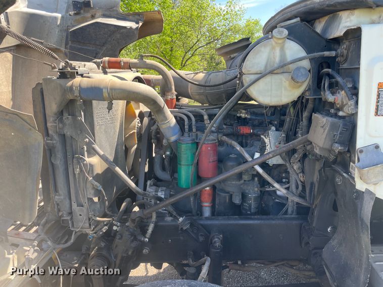 image for item IR9983 2000 Mack CH613  semi truck