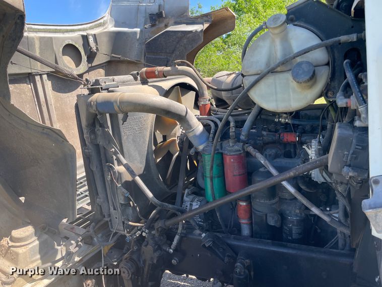 image for item IR9983 2000 Mack CH613  semi truck