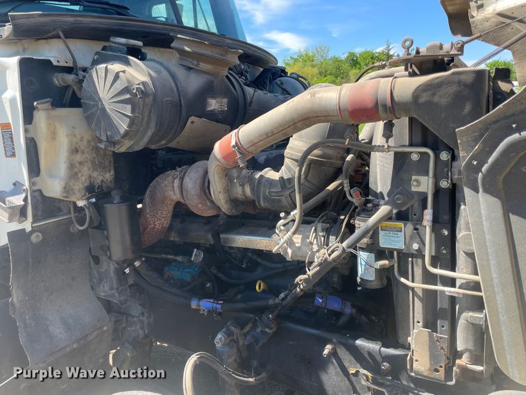 image for item IR9983 2000 Mack CH613  semi truck