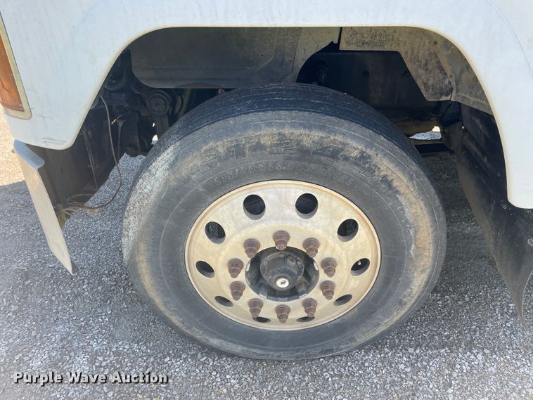 image for item IR9983 2000 Mack CH613  semi truck