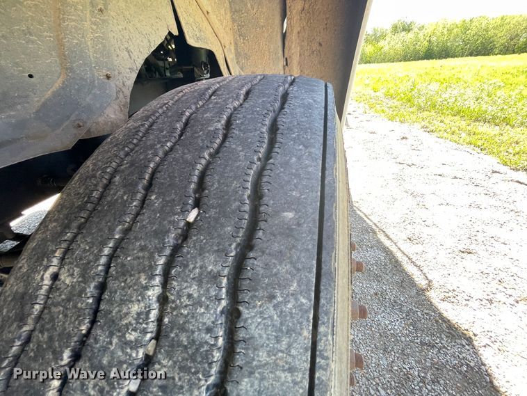 image for item IR9983 2000 Mack CH613  semi truck