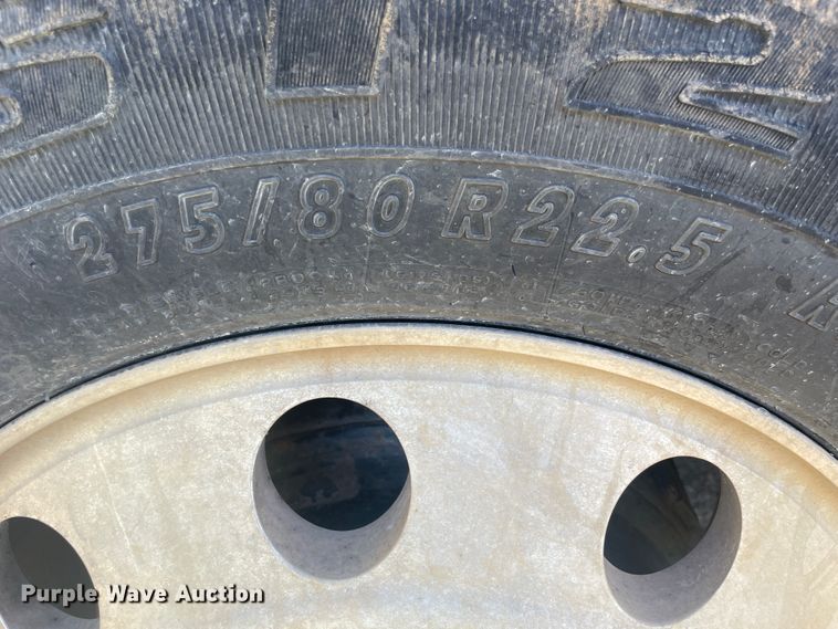 image for item IR9983 2000 Mack CH613  semi truck