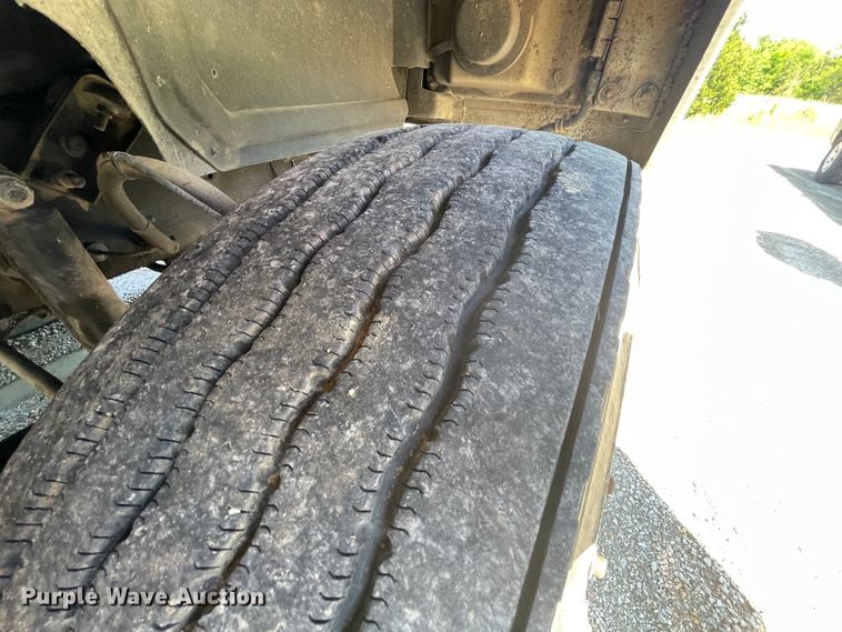 image for item IR9983 2000 Mack CH613  semi truck