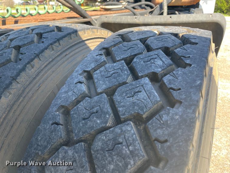 image for item IR9983 2000 Mack CH613  semi truck