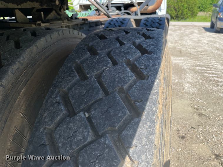 image for item IR9983 2000 Mack CH613  semi truck